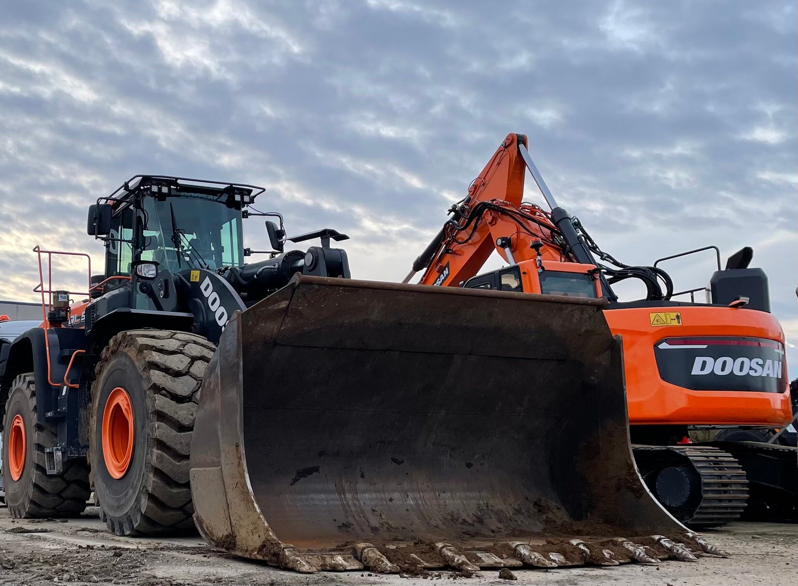 Vue aérienne d'une carrière avec plusieurs engins de travaux publics