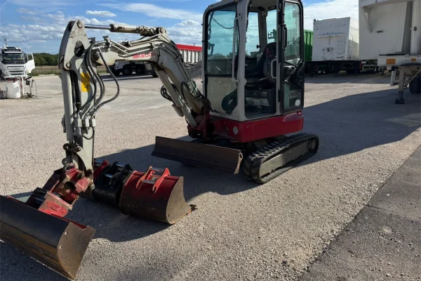 Takeuchi TB325R occasion - mini-pelle